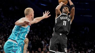 Hornets ganan 119-110 a Nets y estropean regreso de Irving