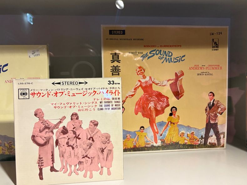 En esta fotografía tomada con un teléfono inteligente, se exhiben discos con la banda sonora de la película musical The Sound of Music en la exposición del nuevo museo Sound Of Music Salzburg en Salzburgo, Austria, el domingo 20 de septiembre de 2026. (Foto AP/Philipp-Moritz Jenne)