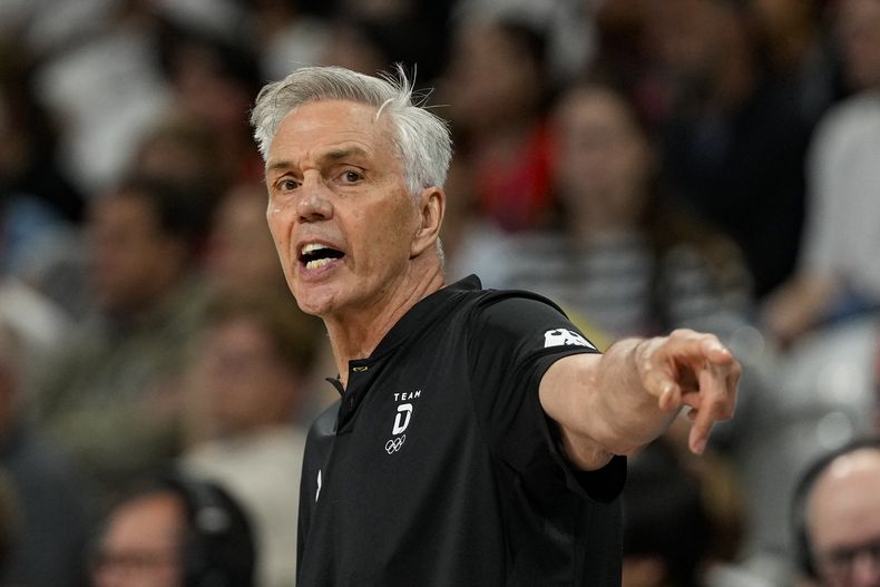 ARCHIVO - Foto del 27 de julio del 2024, el entrenador de la selección alemana de baloncesto hace un gesto durante el encuentro ante Japón en los Juegos Olímpicos de París. (AP Foto/Mark J. Terrill, Archivo)