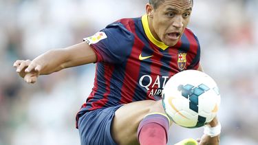 americateve | El jugador chileno del Barcelona, Alexis S&aacute;nchez, controla el bal&oacute;n en un partido contra Elche el domingo, 11 de mayo de 2014, en Elche, Espa&ntilde;a. (AP Photo/Alberto Saiz)