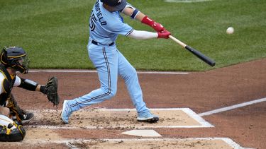 Whit Merrifield pega un cuadrangular por los Azulejos de Toronto ante los Piratas, en Pittsburgh, el domingo 7 de mayo de 2023. (AP Foto/Gene J. Puskar)