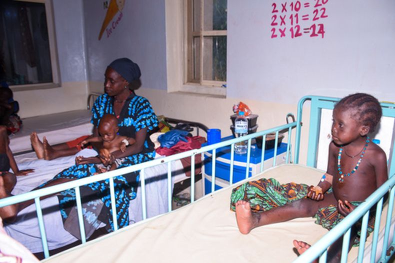 Mujeres y niños rescatados de su cautiverio en un bosque tras ser secuestrados en febrero por pistoleros en la comunidad de Woro reciben atención médica en un hospital de Ilorin, Nigeria, el viernes 7 de agosto de 2026. (AP Foto/Abubakar Khadijat)