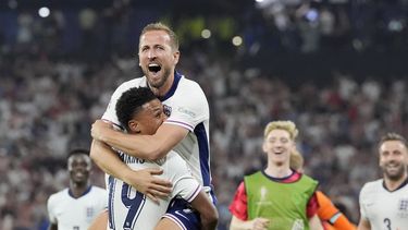 Harry Kane salta a los brazos de Ollie Watkins, su compañero que consiguió el tanto del triunfo de Inglaterra sobre Holanda en las semifinales de la Euro 2024, el miércoles 10 de julio de 2024 en Dortmund, Alemania (AP Foto/Martin Meissner)
