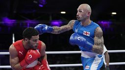 El cubano Erislandy Álvarez, de rojo, en su semifinal de peso ligero de Juegos Olímpicos ante el georgiano Lasha Guruli, el domingo 4 de agosto de 2024, en Villepinte, Francia. (AP Foto/Ariana Cubillos)