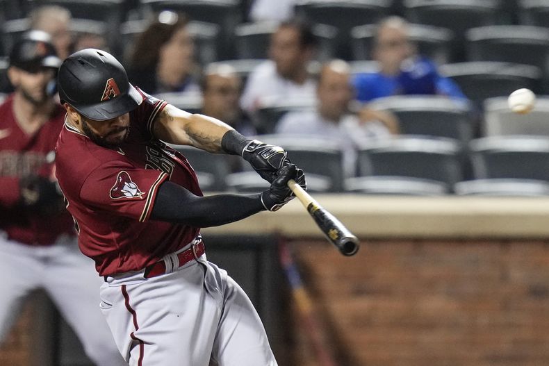 Tommy Pham de los Diamondbacks de Arizona batea un jonrón ante los Mets de Nueva York, el lunes 11 de septiembre de 2023, en Nueva York. (AP Photo/Frank Franklin II)