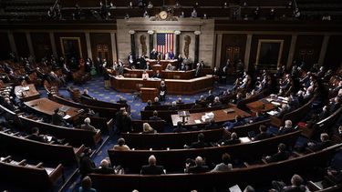 ARCHIVO - El vicepresidente Mike Pence y la presidenta de la Cámara de Representantes, la demócrata por California Nancy Pelosi, ofician mientras se convoca una sesión conjunta de la Cámara de Representantes y el Senado para contar los votos del Colegio Electoral emitidos en las elecciones presidenciales, en el Capitolio en Washington, el 6 de enero de 2021. (AP foto/J. Scott Applewhite, archivo)