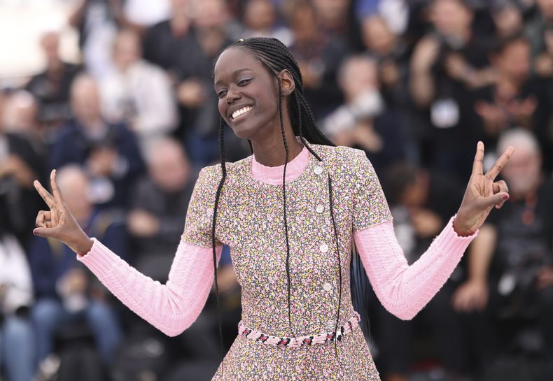 La directora Ramata-Toulaye Sy posa en la sesión fotográfica de la película Banel e Adama en la 76a edición del festival internacional de cine, Cannes, en el sur de Francia, el domingo 21 de mayo de 2023. (Foto Vianney Le Caer/Invision/AP)