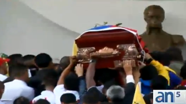 americateve | Una acalorada discusión con su escolta y el posterior robo de fusiles y miles de dólares de la caja fuerte serian las causas del asesinato del joven diputado oficialista, Robert Serra y de su asistente en Caracas.