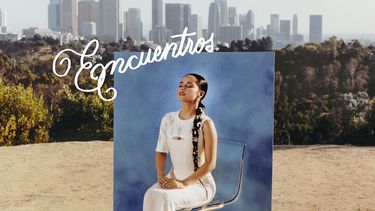 En esta portada proporcionada por Kemosabe Records/Sony Music Latin/RCA Records, Encuentros de Becky G. (Kemosabe/Sony Music Latin/RCA via AP)