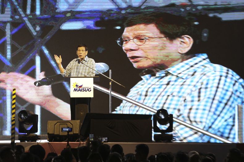 El expresidente de Filipinas Rodrigo Duterte hace un gesto durante su discurso en Davao, en el sur de Filipinas, el domingo 28 de enero de 2024. El expresidente de Filipinas Rodrigo Duterte lanzó acusaciones contra su sucesor, Ferdinand Marcos Jr., e incluso planteó la perspectiva de derrocarle, lo que puso sobre la misa una fractura entre los dos con la que se rumoreaba desde hacía tiempo. (AP Foto/Manman Dejeto)