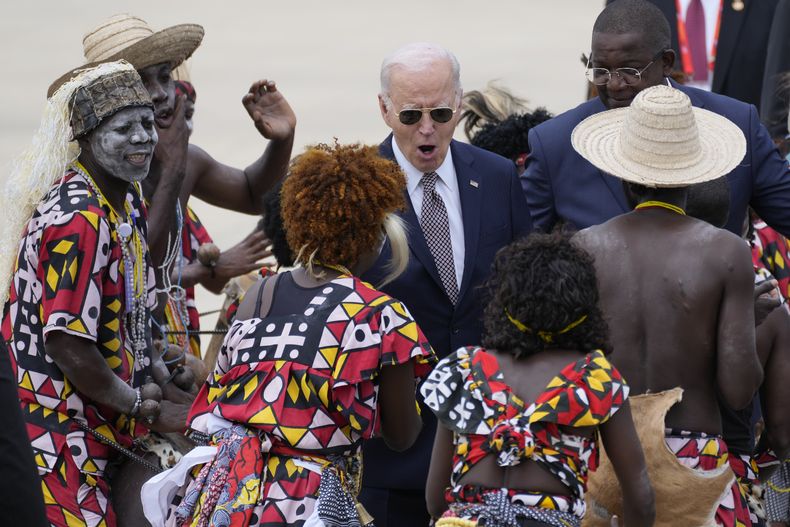 El presidente estadounidense Joe Biden en el aeropuerto Catumbela en Angola el 4 de diciembre del 2024. (AP foto/Ben Curtis)