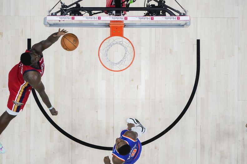 Zion Williamson, de los Pelicans de Nueva Orleáns, avanza a la cesta frente a RJ Barrett, de los Knicks de Nueva York, en el encuentro del sábado 28 de octubre de 2023 (AP Foto/Gerald Herbert)
