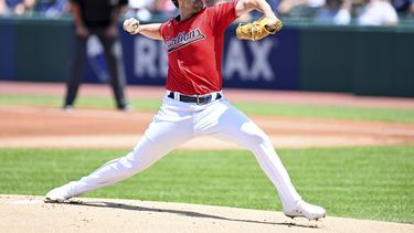 El abridor de los Guardianes de Cleveland Shane Bieber lanza en la primera entrada del juego ante los Reales de Kansas City el domingo 9 de julio del 2023. (AP Foto/Nick Cammett)