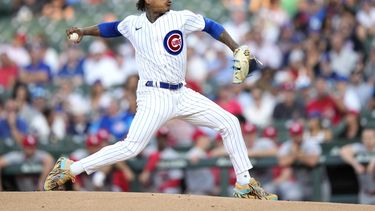 ARCHIVO - El abridor de los Cachorros de Chicago Marcus Stroman lanza ante los Cardenales de San Luis, el jueves 20 de julio de 2023, en Chicago. Stroman ha firmado contrato con los Yanquis de Nueva York. (AP Foto/Charles Rex Arbogast)