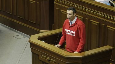 americateve | Legislador opositor y campe&oacute;n mundial peso pesado Vitali Klitschko habla ante el parlamento ucraniano en Kiev, jueves 21 de noviembre de 2013. La leyenda en su buzo dice "Ucrania es Europa". El parlamento rechaz&oacute; un proyecto de dej