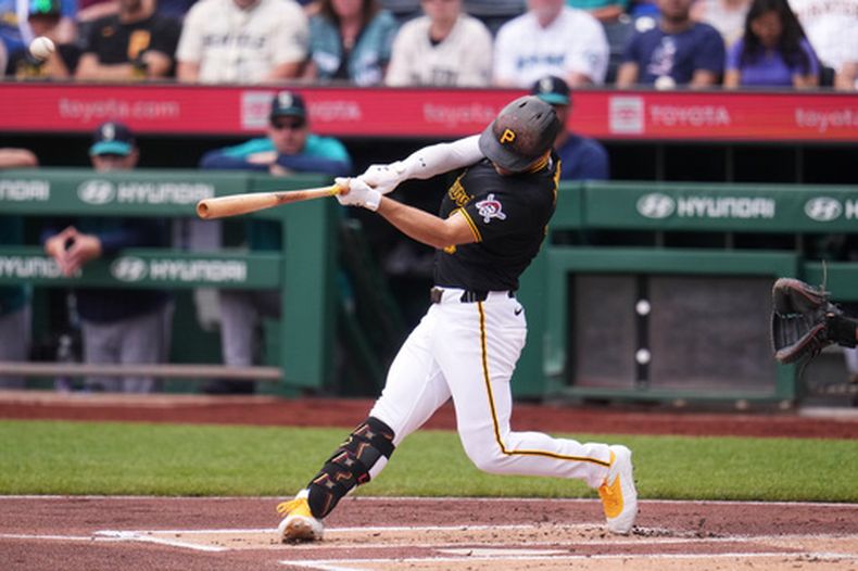 Brandon Lowe de los Piratas de Pittsburgh batea un jonrón solitario en la primera entrada ante el pitcher de los Marineros de Seattle Bryce Miller el jueves 25 de junio del 2026. (AP Foto/Gene J. Puskar)