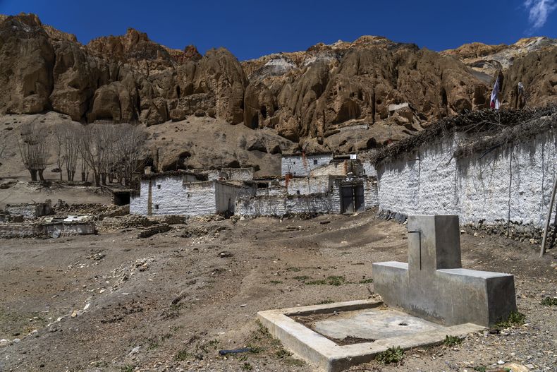 Una fuente de agua seca puede apreciarse en el poblado abandonado de Samjung, el viernes 18 de abril de 2025, en la región de Mustang, a 462 kilómetros (288 millas) al oeste de Katmandú, Nepal. (AP Foto/Niranjan Shrestha)