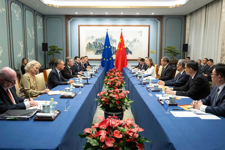 En la imagen, publicada por la agencia de noticias Xinhua, el viceprimer ministro He Lifeng, cuarto a la derecha, se reúne con el comisario de Comercio y Seguridad Económica de la Unión Europea, Maros Sefcovic, cuarto a la izquierda, en Beijing, el viernes 9 de octubre de 2026. (Tian Yu/Xinhua vía AP)