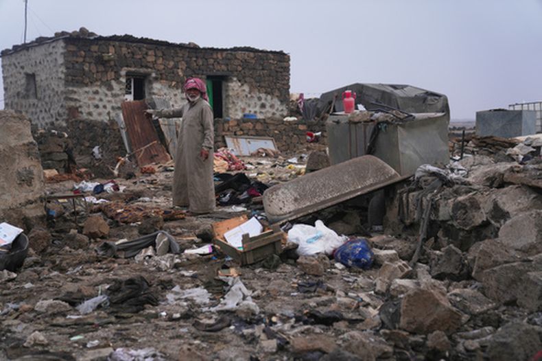 Un hombre inspecciona los restos de un ataque aéreo jordano en Al-Tuff, en una zona rural de la provincia de Daraa, en el sur de Siria, el martes 27 de octubre de 2026. (AP Foto/Ghaith Alsayed)