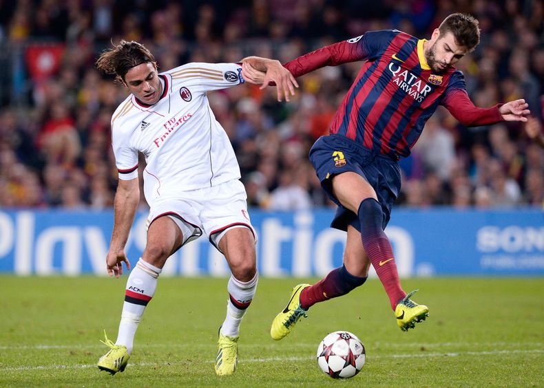 El jugador del Barcelona, Gerard Piqu&eacute;, derecha, disputa un bal&oacute;n con Alessandro Matri, izquierda, del Milan, en un partido por la Liga de Campeones el mi&eacute;rcoles, 6 de noviembre de 2013, en Barcelona. (AP Photo/Manu Fernandez)