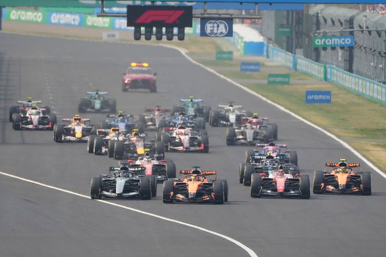 Oscar Piastri (segundo a la izquierda) del equipo McLaren lidera al comienzo del Gran Premio de Japón, el domingo 29 de marzo de 2026. (AP Foto/Eugene Hoshiko)