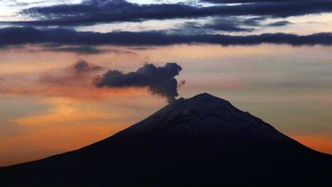 Archivo - Una columna de cenizas y vapor se eleva desde el volcán Popocatépetl el 19 de junio de 2019, en esta fotografía captada desde la Ciudad de México. (AP Foto/Marco Ugarte, Archivo)