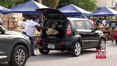 miles de personas amanecieron este martes en el centro de distribucion de alimentos de la ciudad de miami
