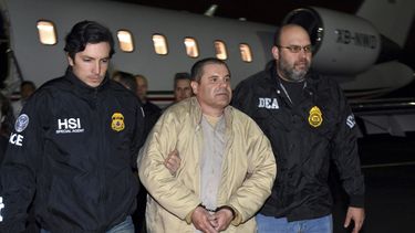 ARCHIVO - Agentes escoltan a Joaquín El Chapo Guzmán a su llegada en avión para ser trasladado en una furgoneta en el aeropuerto MacArthur de Long Island, en Ronkonkoma, Nueva York, el 19 de enero de 2017. Guzmán escribió una carta a finales de marzo que se ha conocido ahora al juez Brian Cogan, de la Corte del Distrito Este de Nueva York, quejándose de que no puede hacer llamadas telefónicas ni recibir visitas de sus familiares en la prisión de máxima seguridad en Estados Unidos en donde cumple cadena perpetua. (Autoridades de Justicia de Estados Unidos vía AP, Archivo)