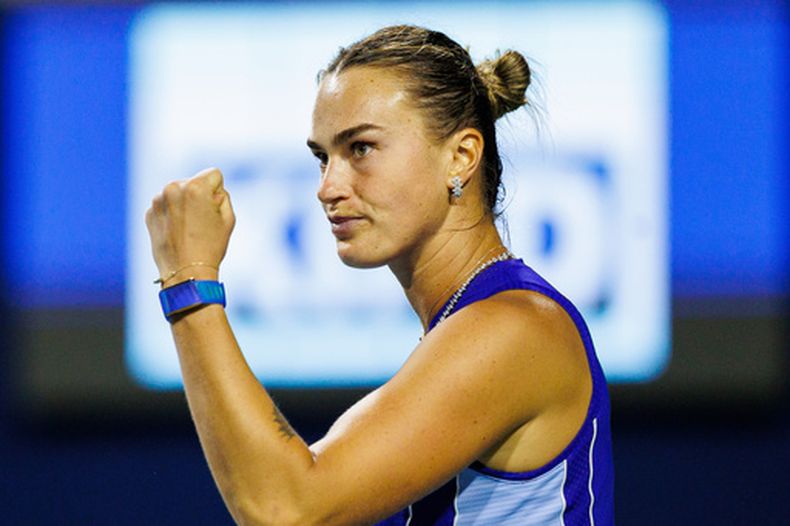 Aryna Sabalenka reacciona durante un partido contra Ekaterina Alexandrova en los octavos de final del torneo de tenis National Bank Open en Toronto, el sábado 8 de agosto de 2026. (Keito Newman/The Canadian Press vía AP)