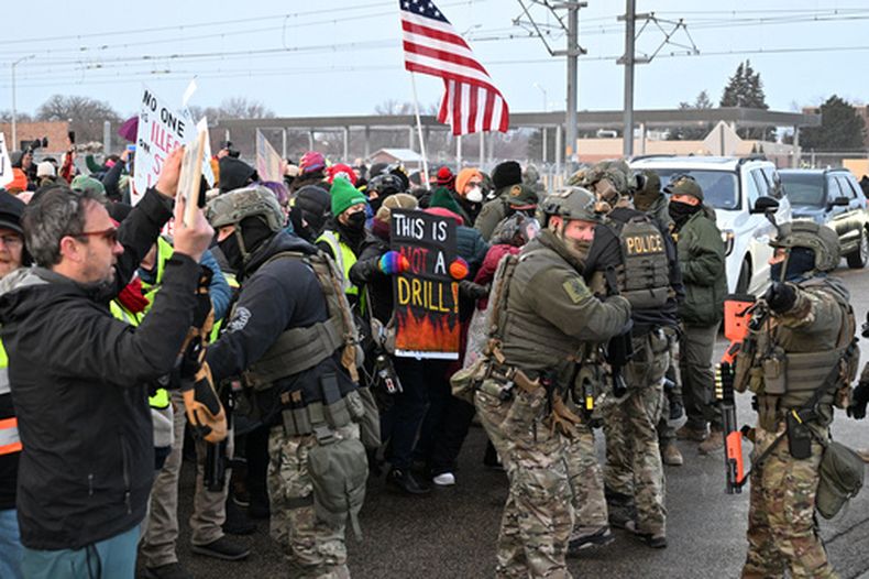 Manifestantes se enfrentan a agentes federales en el exterior del edificio federal Obispo Henry Whipple, el 8 de enero de 2026, en Minneapolis, Minnesota. (AP Foto/Tom Baker)
