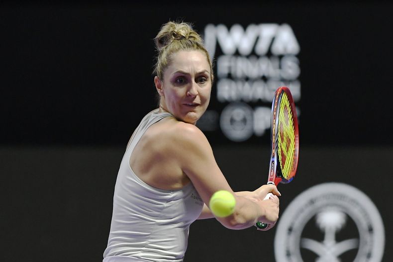 ARCHIVO - La canadiense Gabriela Dabrowski juega un tiro junto a la neozelandesa Erin Routliffe durante su partido de dobles femenino contra la estadounidense Taylor Townsend y la checa Katerina Siniakova en la final de la final de la WTA en el King Saud University Indoor Arena, en Riad, Arabia Saudita, el sábado 9 de noviembre de 2024. (AP Foto, Archivo)