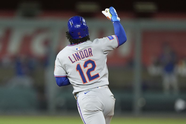 El puertorriqueño Francisco Lindor, de los Mets de Nueva York, festeja tras batear un jonrón de tres carreras frente a los Reales de Kansas City, el viernes 11 de julio de 2025 (AP Foto/Charlie Riedel)