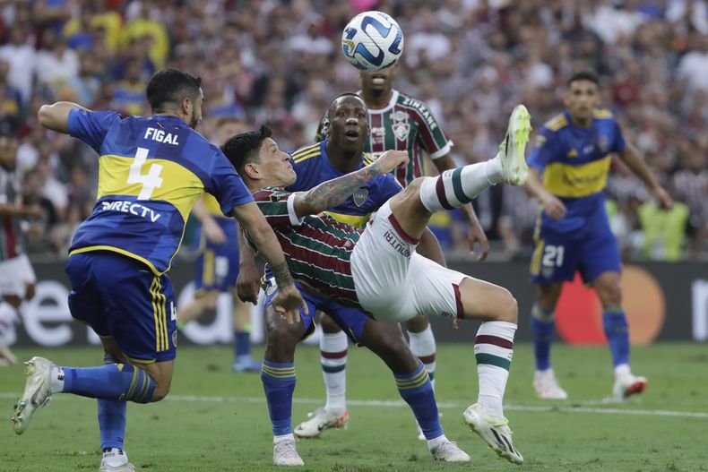 Germán Canó, del Fluminense brasileño, conecta un disparo de Jorge Figal, del argentino Boca Juniors (4), en la final de la Copa Libertadores en el estadio Maracaná de Río de Janeiro, Brasil, el sábado 4 de noviembre de 2023. (AP Foto/Bruna Prado)