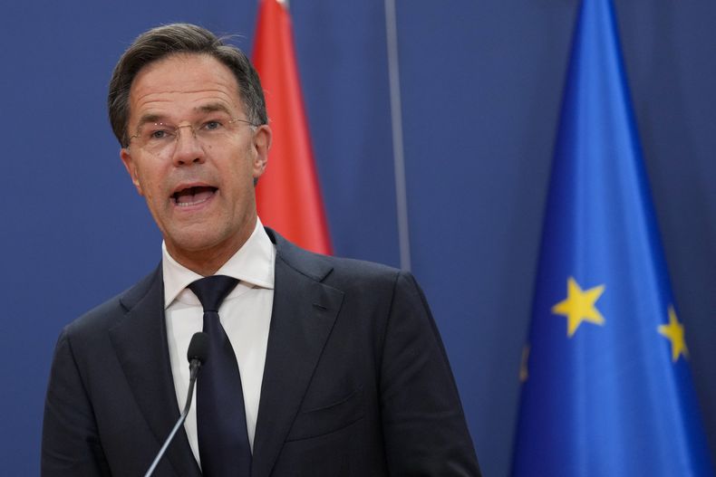 ARCHIVO - El primer ministro de Holanda, Mark Rutte, habla en conferencia de prensa en Belgrado, Serbia, 3 de julio de 2023. El primer ministro Mark Rutte Presentó su renuncia al rey Guillermo-Alejandro el sábado 8 de julio de 2023. Su coalición de gobierno cayó debido a la falta de acuerdo sobre inmigración. (AP Foto/Darko Vojinovic)