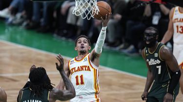 El base de los Hawks de Atlanta Trae Young avanza hacia la canasta frente al pívot Robert Williams y el base Jaylen Brown de los Celtics de Boston en el juego 5 de la serie de primera ronda de la postemporada el martes 25 de abril del 2023. (AP Foto/Charles Krupa)