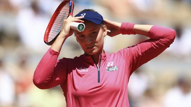 La kazaja Elena Rybakina ajusta su gorra durante el enfrentamiento de segunda ronda del Abierto de Francia ante Linda Noskova de la República Checa, en el Roland Garros Stadium en Paris. Jueves 1 de Junio de 2023. (AP Photo/Aurelien Morissard)