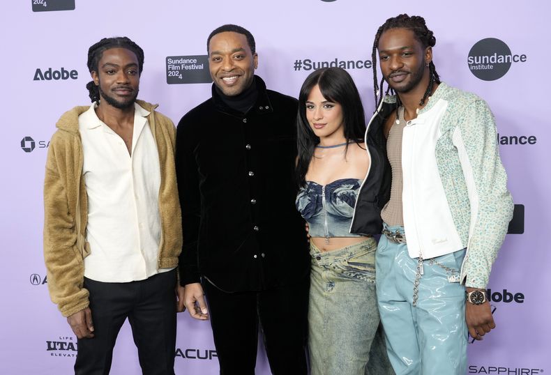 Chiwetel Ejiofor, segundo de izquierda a derecha, escritor, guionista y director de Rob Peace posa con los actores Curt Morlaye, de izquierda a derecha, Camila Cabello, y Jay Will en el estreno del filme en el Eccles Theatre en el Festival de Cine de Sundance el 22 de enero de 2024, en Park City, Utah. (Foto AP/Chris Pizzello) Curt Morlaye, Camila Cabello and Jay Will at the premiere of the film at Eccles Theatre during the Sundance Film Festival, Monday, Jan. 22, 2024, in Park City, Utah. (AP Photo/Chris Pizzello)