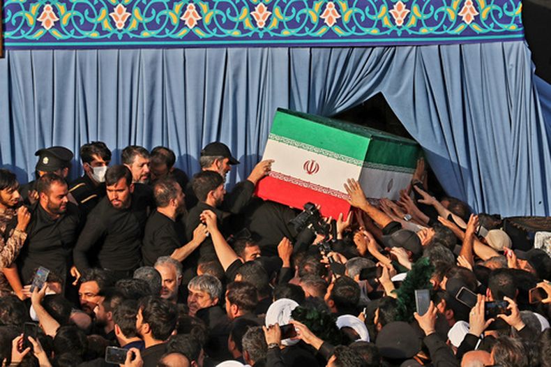 En la imagen, publicada por la oficina del líder supremo de Irán, varios dolientes cargan el ataúd del difunto líder supremo, el ayatolá Ali Jamenei, durante las oraciones fúnebres organizadas como parte de las ceremonias fúnebre en la Sagrada Mezquita de Jamkaran en Qom, Irán, el martes 7 de junio de 2026. (Oficina del líder supremo de Irán vía AP)