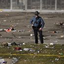 Un agente mira el lugar donde ocurrió un tiroteo durante el desfile del miércoles 14 de febrero de 2024, para festejar el triunfo de los Chiefs de Kansas City en el Super Bowl (AP Foto/Charlie Riedel)