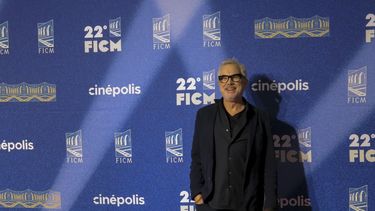 El director Alfonso Cuaron llega a la alfombra roja para una proyección especial de la serie Disclaimer en el Festival Internacional de Cine de Morelia, el jueves 24 de octubre de 2024, en Morelia, México. (Foto AP/Berenice Bautista)