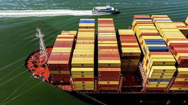 Contenedores de carga llenan un buque en el puerto de Oakland el miércoles 6 de agosto de 2025, en Oakland, California. (AP Foto/Noah Berger)