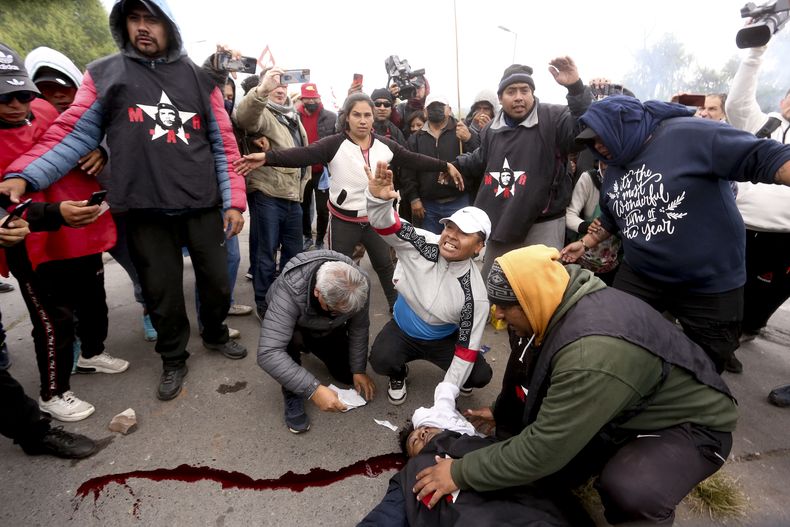 Los manifestantes ayudan a una persona herida durante enfrentamientos con la policía en San Salvador de Jujuy, Argentina, el martes 20 de junio de 2023. Han estallado protestas en toda la provincia en respuesta a una reforma constitucional provincial recientemente aprobada que, según los críticos, restringe los derechos de los ciudadanos. (Foto AP/Juan Burgos)
