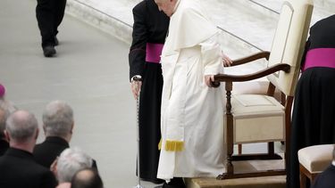 El papa Francisco parte después de una reunión con la Conferencia de Obispos Italianos en el Vaticano, 25 de mayo de 2023. El papa Francisco reanudó su agenda normal el sábado 27 de mayo de 2023 después de anular sus reuniones en la víspera debido a una fiebre. (AP Foto/Gregorio Borgia)