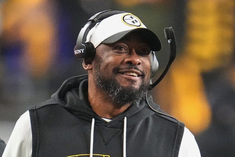 ARCHIVO - Foto del 4 de enero del 2026, el entrenador de los Patriots de Nueva Inglaterra Mike Tomlin en el encuentro ante los Ravens de Baltimore. (AP Foto/Gene J. Puskar, Archivo)
