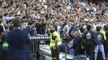 En esta imagen de archivo, el jugador del Real Madrid Vinicius Junior (centro) abandona el campo tras su expulsión en un partido de Liga frente al Valencia, en el estadio de Mestalla, en Valencia, el 21 de mayo de 2023. (AP Foto/Alberto Saiz, archivo)