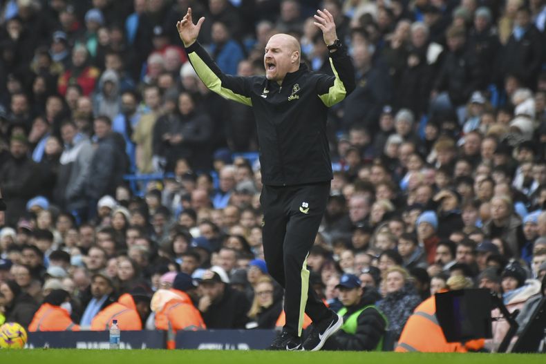 El técnico de Everton Sean Dyche gesticula durante el partido contra Manchester City en la Liga Premier, el jueves 26 de diciembre de 2024. (AP Foto/Rui Vieira)
