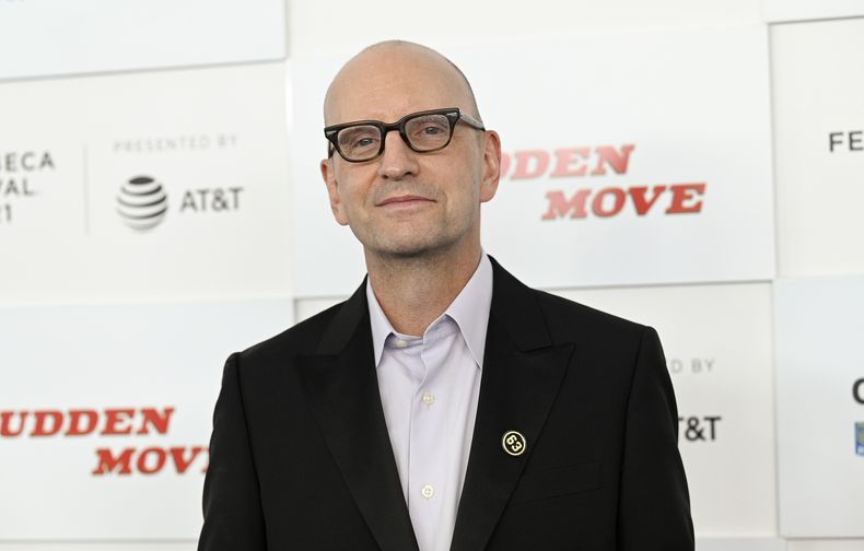 ARCHIVO-El director Steven Soderbergh asiste al estreno de No Sudden Move durante la 20a edición del Festival de Tribeca en Nueva York el 18 de junio de 2021. Soderbergh dirige la serie de Max Full Circle. (Foto Evan Agostini/Invision/AP, archivo)