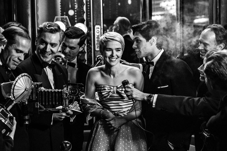 Esta imagen publicada por Netflix muestra a Zoey Deutch como Jean Seberg, en el centro, en una escena de Nouvelle Vague. (Jean-Louis Fernandez/Netflix via AP)