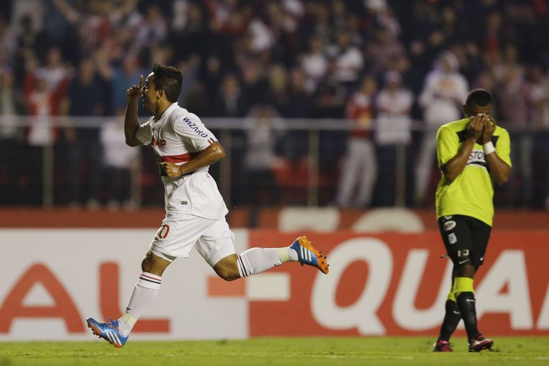 Jadson, del Sao Paulo, celebra su gol, al pasar junto a Farid D&iacute;az, del Atl&eacute;tico Nacional de Colombia, en un partido de la Copa Sudamericana realizado el mi&eacute;rcoles 30 de octubre de 2013 (AP Foto/Nelson Antoine)