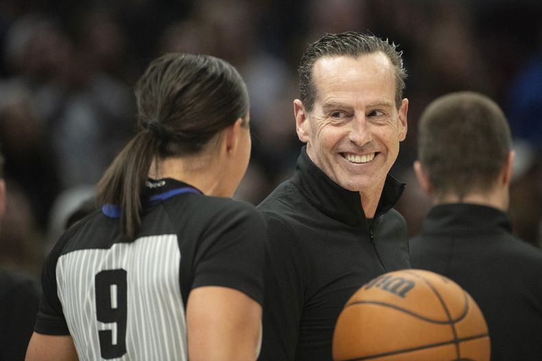 Kenny Atkinson, derecha, coach de los Cavaliers de Cleveland, habla con la árbitra Natalie Sago (9) durante la primera mitad del partido de baloncesto de la NBA contra los Hornets de Charlotte, el domingo 17 de noviembre de 2024, en Cleveland. (AP Foto/Phil Long)